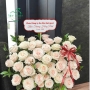 Giỏ Hoa Hồng Kem Phối Đế Gỗ